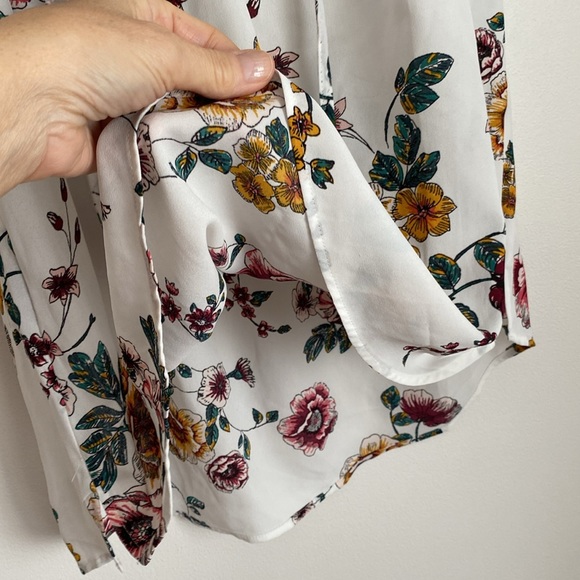 Maurices small women’s short sleeve blouse/top white/grey/floral. - Picture 8 of 13